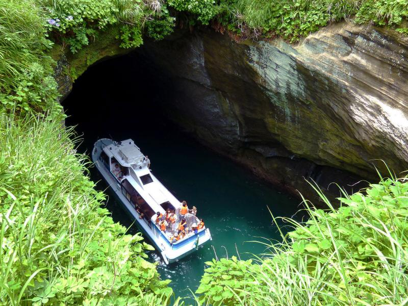 天窓洞は、堂ヶ島いちばんの人気スポット。「洞くつめぐり遊覧船」がおすすめです