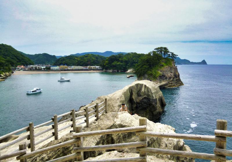 「亀島展望地」から眺めた亀岩（亀島）と蛇島