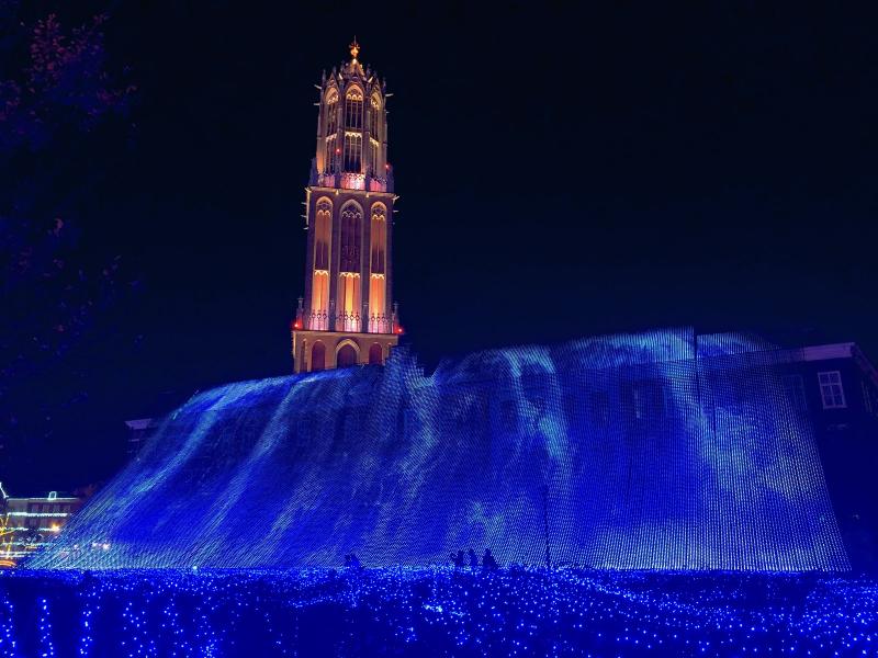 光の滝 ブルーウェーブは言葉を失う美しさ