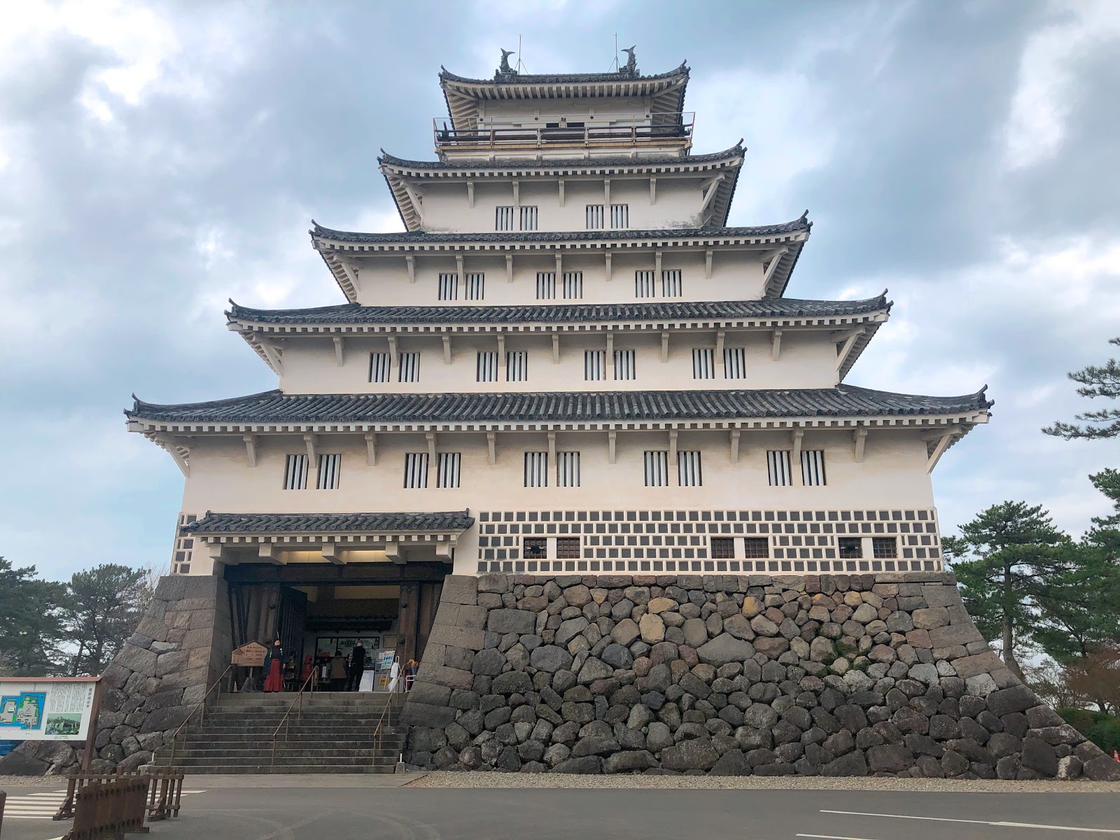 五層の天守閣は白く美しい