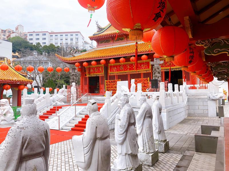 赤いランタンが飾られている