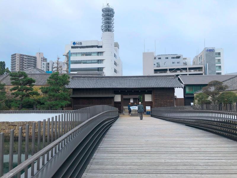 出島の真ん中から入場できる出島表門橋