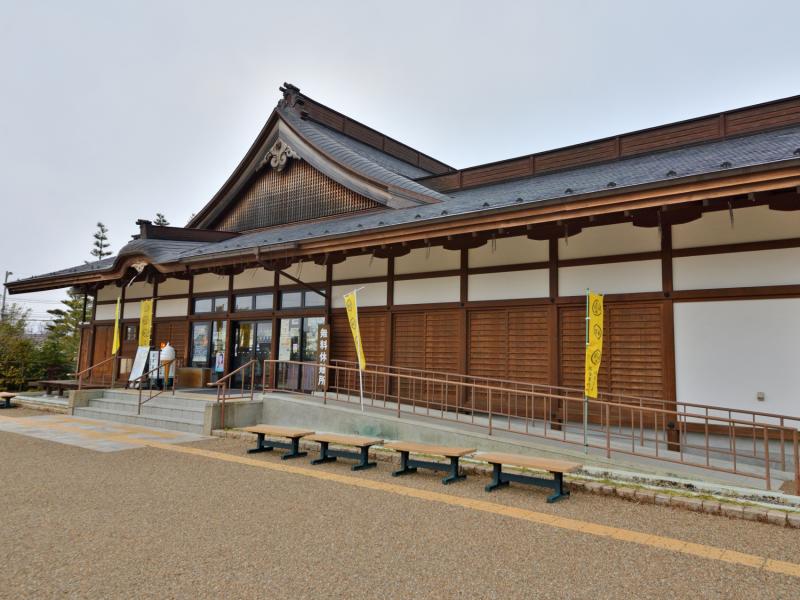 武家屋敷風の建築に目を引かれる岐阜公園総合案内所