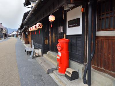 赤い丸ポストが印象的な古い町並み