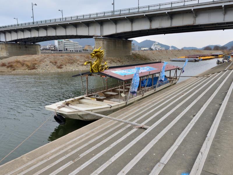 鵜飼シーズン中は特に賑わう鵜飼観覧船のりば