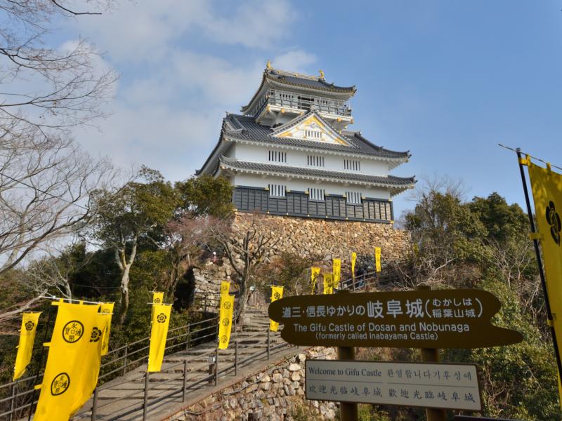 金華山の山頂に建つ岐阜城