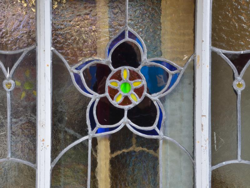 桔梗紋を模したステンドグラスが可愛い