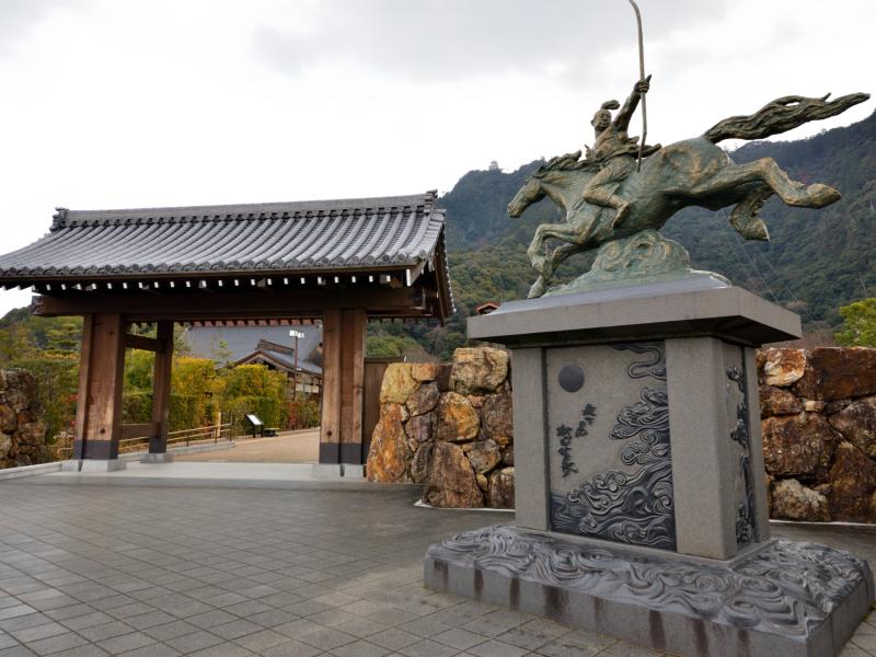 若き日の織田信長像が印象的な岐阜公園入口