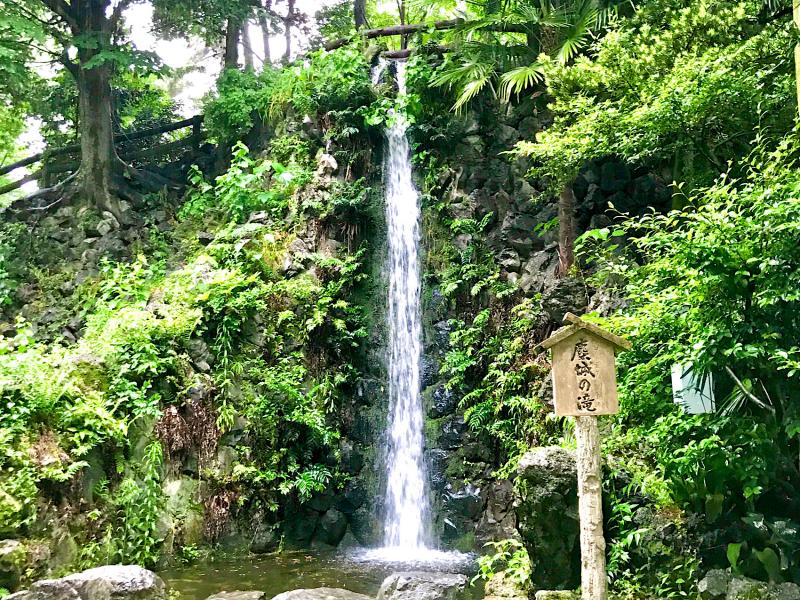 麋城（びじょう）の滝。麋城とは「水辺の城」という意味です