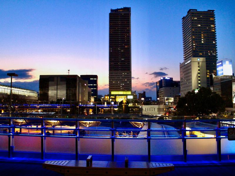 夕方から夜にかけてのJR岐阜駅北口周辺ライトアップ