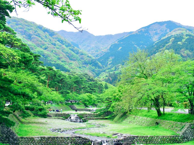 松風橋から養老の滝方向（養老山地）を望む光景