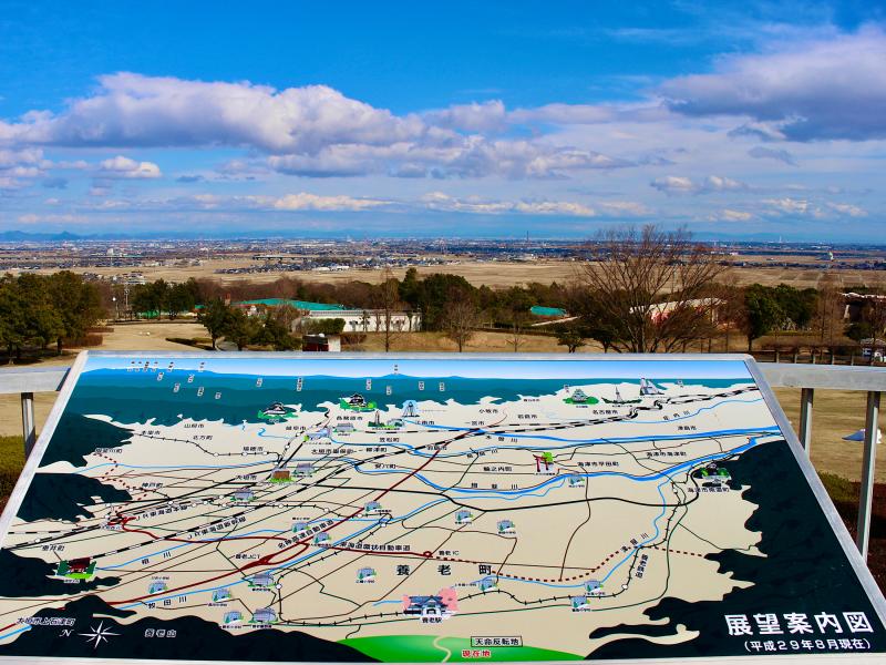 眼前に広がる濃尾平野 （展望台）