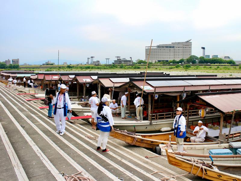鵜飼説明が終わる18:15頃にはいよいよ乗船が始まります