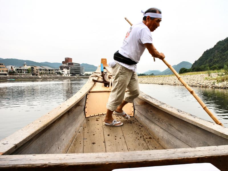 出船後は漁場（待機場所）まで力強く舟を漕ぐ副船頭さん。本日の漁の説明までマルチタスク状態です