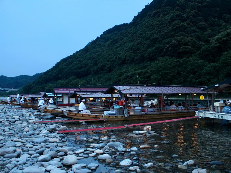 鵜飼開始時間まで、船ごとに皆それぞれ船上宴会に興じます