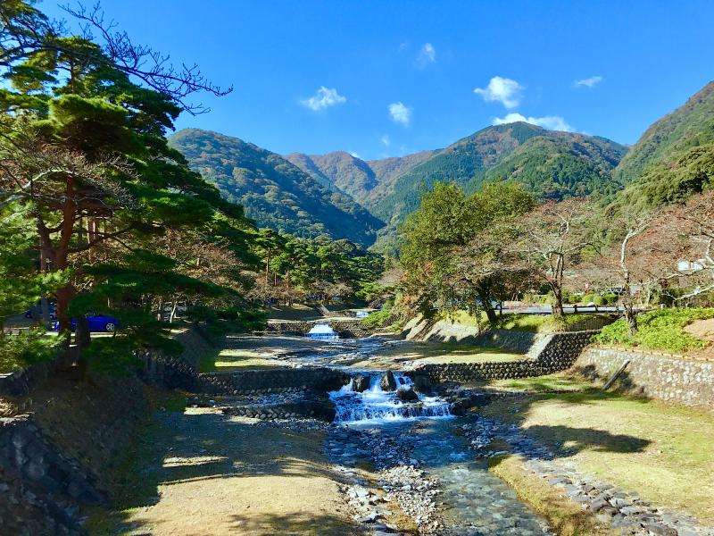 養老公園のほぼ中央に位置する松風橋から見る「滝エリア」