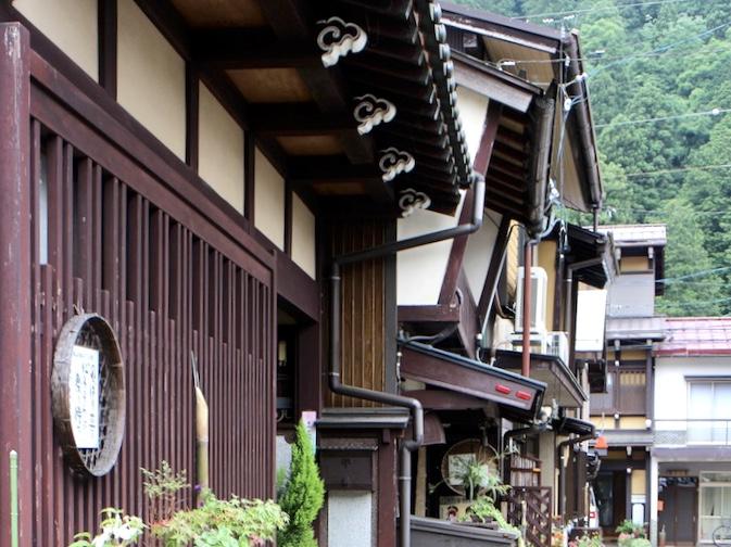 屋根に仕切りのある、職人町の特徴的な町並み
