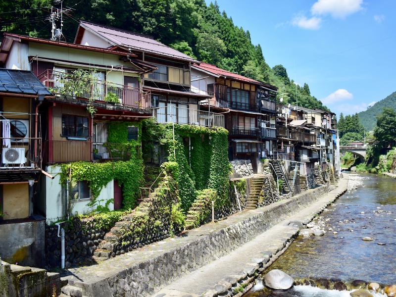 小駄良川沿いの家屋も特徴的（宗祇水からすぐ）