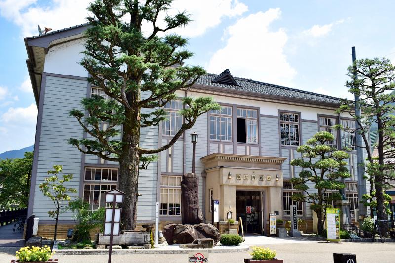 郡上八幡旧庁舎記念館には現在、観光協会などが入っています（吉田川新橋横）