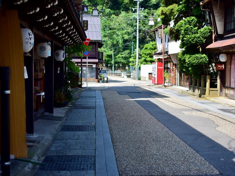 大手町の町並み。突き当たりには小駄良川