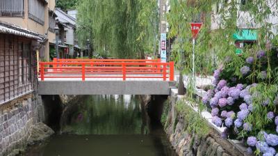 ペリーロードは、小川沿いに和洋の味のある建物が並ぶ、比較的静かな場所です。