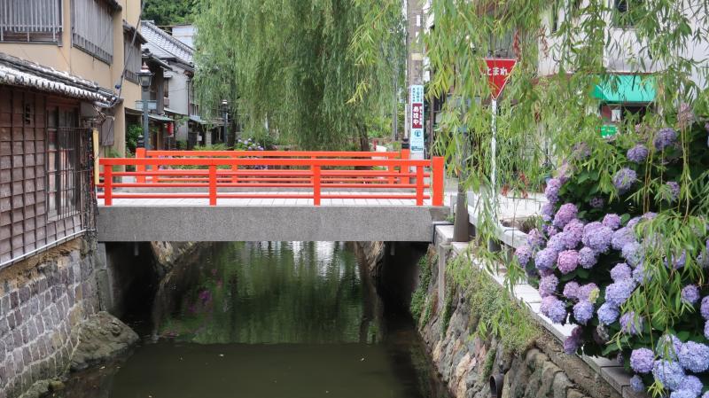 ペリーロードは、小川沿いに和洋の味のある建物が並ぶ、比較的静かな場所です。