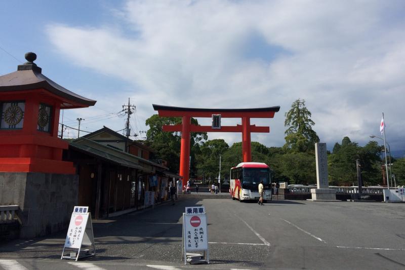 冨士山本宮浅間大社の鳥居。晴れていれば右斜めに富士山が見えます。