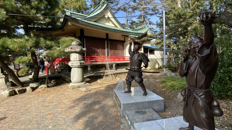 穴場の元城の東照宮。奥は徳川家康像、手前は幼少期の豊臣秀吉像です。