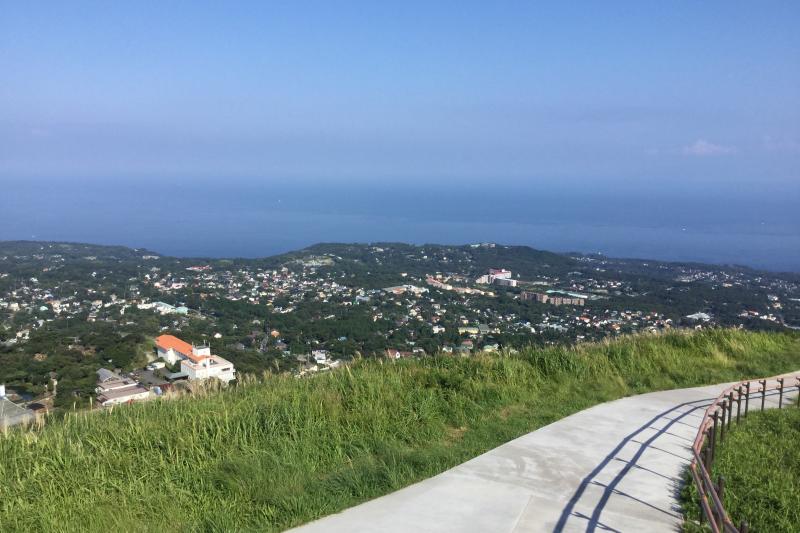 山頂はぐるりと一周でき、海も見渡せます。