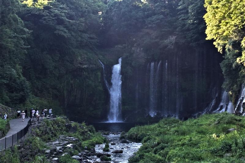 白糸の滝は、大きな横幅と繊細な流れが特徴です。