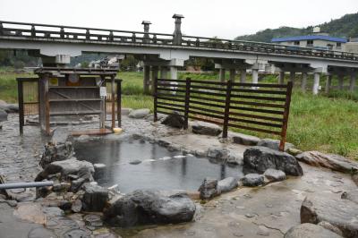 三朝温泉のシンボルである河原風呂は、無料の混浴露天風呂