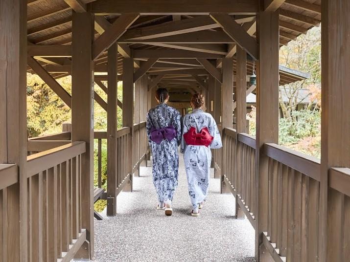 選ぶところから楽しい色浴衣。帯との組み合わせで雰囲気も変わります