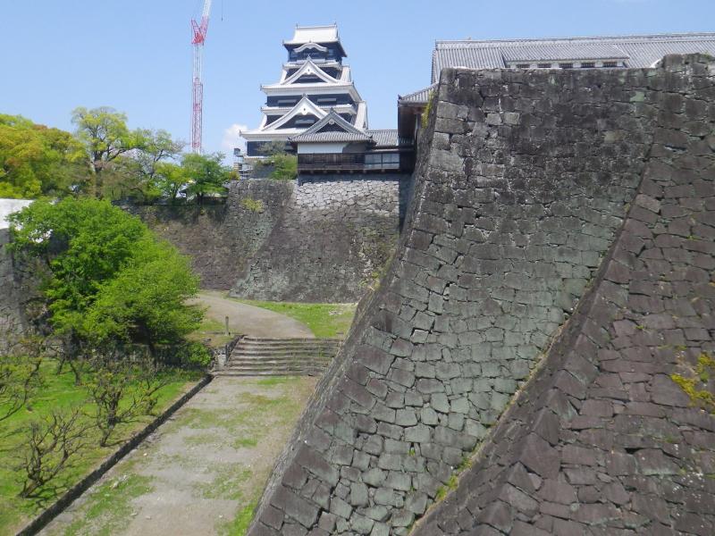 傾斜が緩やかな石垣（手前）は加藤清正公時代、傾斜が急な石垣は細川公時代に築かれたもの