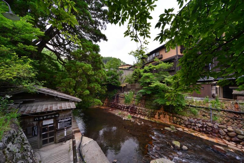 温泉街に流れる田の原川。令和2年7月豪雨で流出した穴湯共同浴場は再建に向けた動きも！