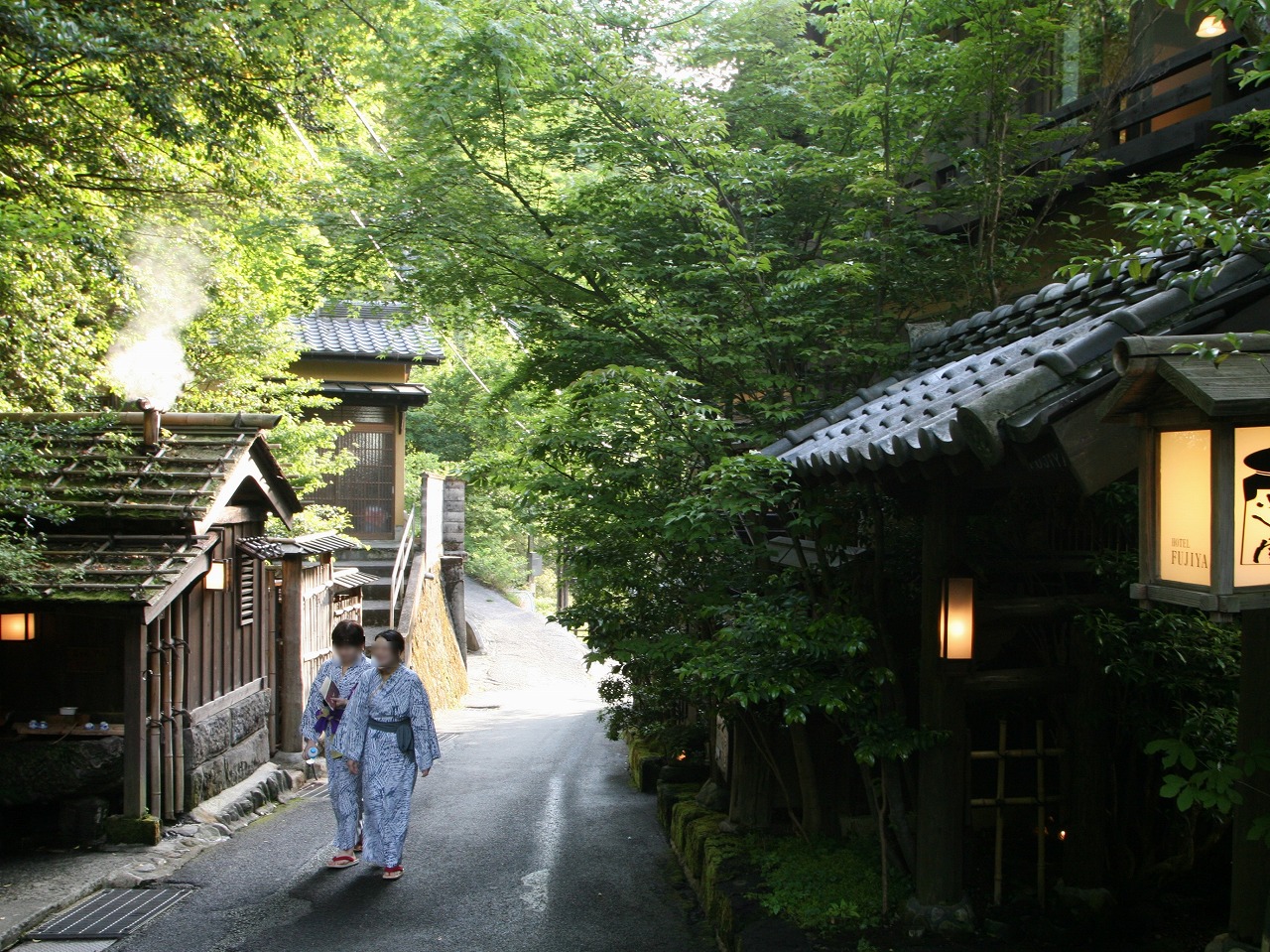 里山の緑に囲まれている温泉街