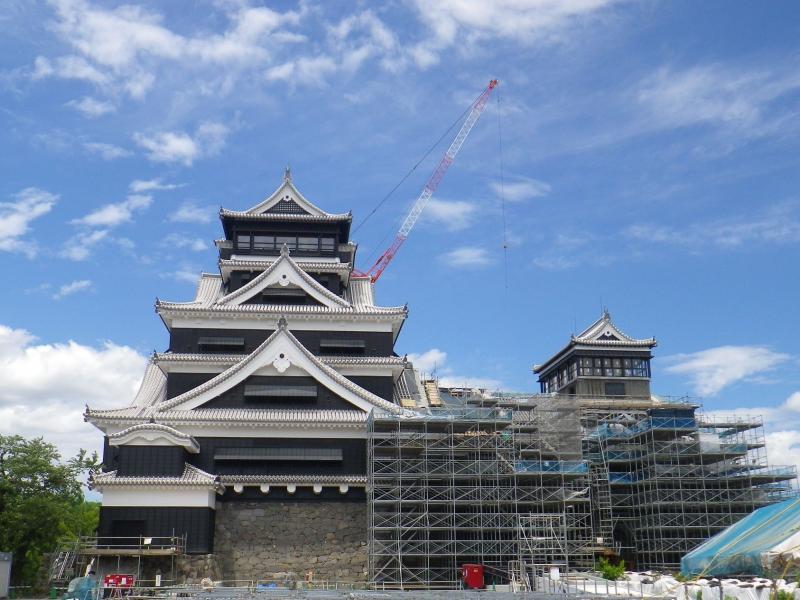二つ並んだ天守の力強さを感じる天守閣前広場（写真は特別公開第1弾当時）