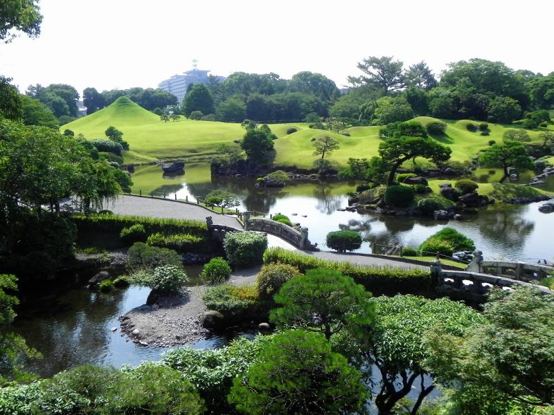 東海道五十三次の景勝を模したといわれる庭園は、国の名勝・史跡に指定されています