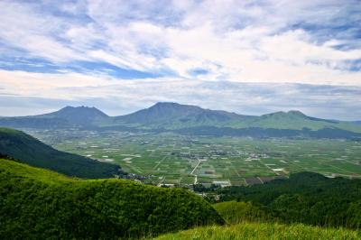 目の前には阿蘇五岳、眼下には阿蘇谷が広がっています