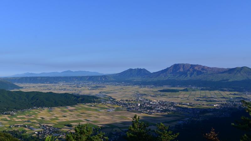 右側に見えるのが阿蘇五岳の根子岳、高岳、中岳。外輪山も含め、すべてが阿蘇山です