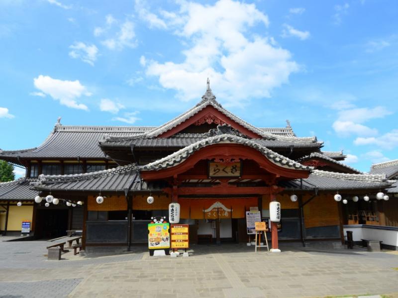 唐波風の屋根が特徴的な九州最大級の木造温泉、さくら湯
